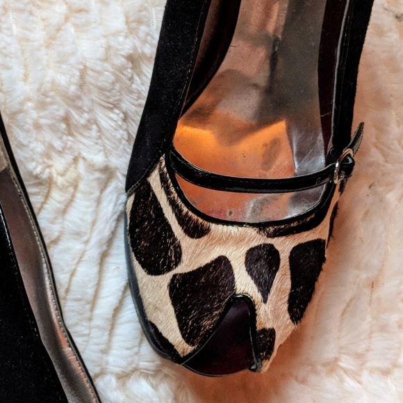 ❌SOLD❌Patent Leather & Textured Animal Print Guess Heel - Picture 3 of 6